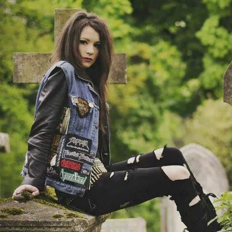 Metal Girl Outfit, 80s Metal Fashion, Metal Concert Outfit, Metal Girl Style, Punk Fashion Diy, Metal Outfit, Metalhead Girl, Jacket Patches, Black Metal Girl
