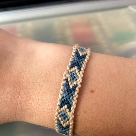 Indie Friendship Bracelet, Fall Themed Friendship Bracelets, Thick Friendship Bracelet Pattern, Two Color Friendship Bracelet, Friendship Bracelet Patterns Summer, Basic Friendship Bracelet, Simple Bracelet Patterns, Normal Pattern Bracelet, Aesthetic Friendship Bracelets