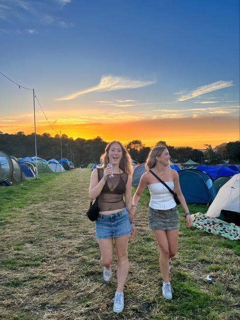 #london #boomtown #festival #besties #best #friends #camping #instagram #fashion #inspiration London Concert Outfit, Board Masters Festival Outfit, Rave Outfits House, Festival Outfit Boomtown, Festival Uk Outfit, Latitude Festival Outfits, Uk Festival Outfit 2024, Leeds Festival Outfit, Boston Calling Music Festival Outfit