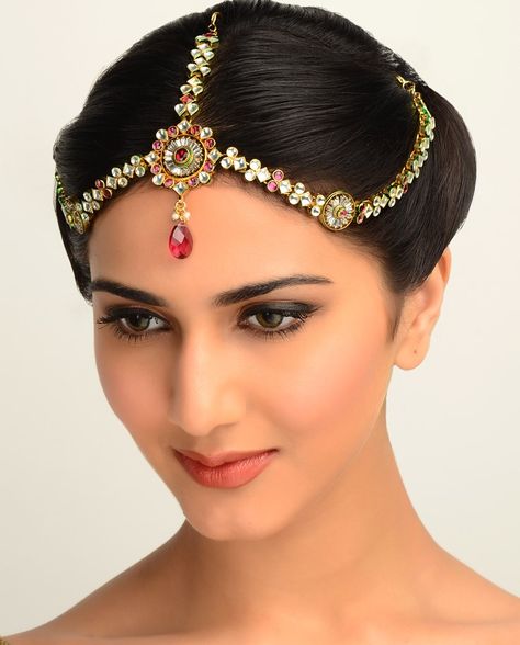 Kalau kamu salah satu penggemar India terutama artis wanita, kamu pasti akan melihat jenis-jenis aksesoris yang sering dipakai oleh mereka. Party Hairstyle, Tikka Hairstyle, Matha Patti Hairstyles, Indian Party Hairstyles, Maatha Patti, Hairstyles Juda, Matha Patti, Perhiasan India, Indian Wedding Hairstyles