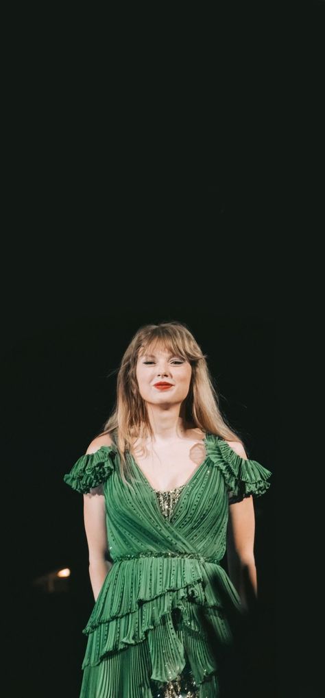 Simple Taylor Swift Lockscreen, Eras Tour Lockscreen, Taylor Singing, Eras Tour Wallpaper, Taylor Swift Singing, Estilo Taylor Swift, Taylor Swift The Eras Tour, Taylor Swift Funny, Taylor Swift Wallpaper