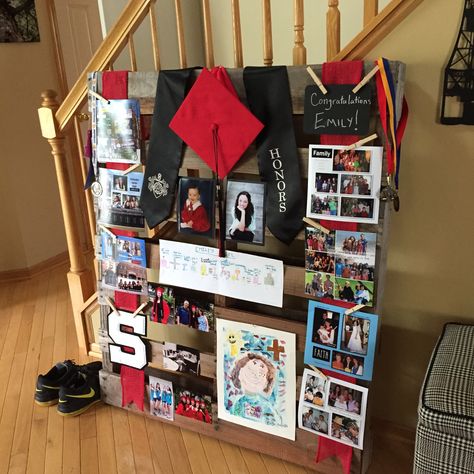 Fun graduation display made from a wooden pallet How To Display Awards And Certificates, How To Display Awards At Grad Party, Graduation Award Display, Graduation Pallet Display, Display Medals, Graduation Party Picture Display, Senior Table, Graduation Display, Graduation Board