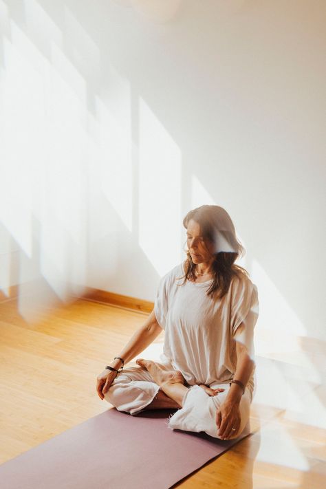 Jen Breen at Bainbridge Yoga Hosue on Bainbridge Island, WA | yogi portrait, yoga photography, yoga branding photos, yoga photography, yoga branding photoshoot, seattle photography, seattle photographer, seattle portrait photography Meditation Branding Photoshoot, Yoga Professional Photos, Yoga Photography Indoor, Yoga Branding Photos, Yoga Teacher Portrait, Reiki Branding Photoshoot, Naturopath Photoshoot, Nature Yoga Photoshoot, Yoga Studio Photoshoot