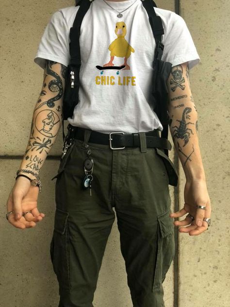 Chic life shirt with green pants. Grunge Tattoos, Grunge Tattoo, 남자 몸, Boy Tattoos, Vintage Grunge, Mode Streetwear, Mode Outfits, Look Cool, Tattoos For Guys