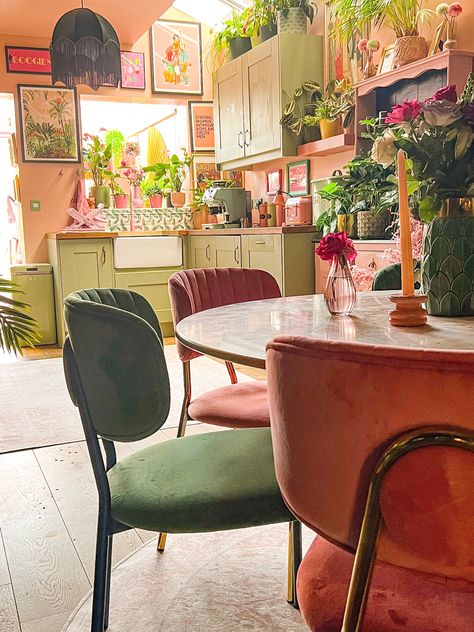 Dining Chairs Eclectic, Red Green Pink Living Room, Kitchen Table Couch, Matilda Goad Dining Room, Emerald Green And Pink Kitchen, 70s Green Kitchen, Pink Green Orange Living Room, Green Kitchen Table And Chairs, Green Maximalist Kitchen