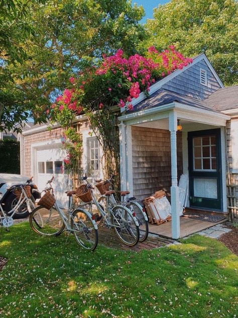 Bedrooms Preppy, Preppy Room Ideas, Room Ideas Bedrooms, Bedroom Preppy, Pfp Preppy, Preppy Summer Outfit, Nantucket Aesthetic, Preppy Pictures, East Coast Aesthetic