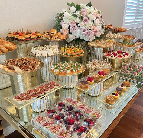 Essen, Dessert Catering Display, Catering Party Ideas, Party Catering Ideas, Wedding Buffet Table Decor, Snacks Wedding, Wedding Buffet Table, Pink Dessert Tables, Dessert Catering