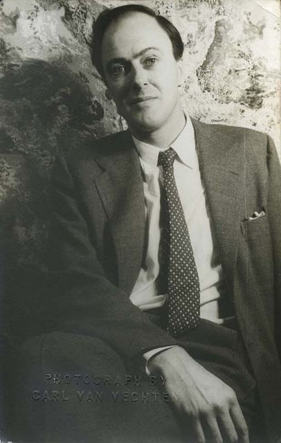 Roald Dahl, photographed by Carl Van Vechten in 1954. Children's author Roald Dahl wrote the kids' classics Charlie and the Chocolate Factory and James and the Giant Peach, among other famous works. Ronald Dahl Matilda, Writers And Poets, Pilot Photo, Ronald Dahl, Patricia Neal, Famous Writers, Marquette University, Quentin Blake, Story Writer