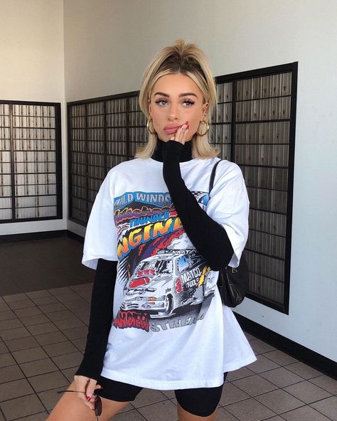 Delaney on Instagram: “Running errands and thinking about snacks 🍿🍫🍒🧃 // Wearing @pacsun tee @windsorstore shorts @tigermist turtleneck @oohlaluxe earrings…” Graphic T Shirt Outfit Ideas, Vintage Tee Outfit, Vans Outfit, 여름 스타일, Ținută Casual, Mode Ootd, Modieuze Outfits, Streetwear Fashion Women, Indie Outfits