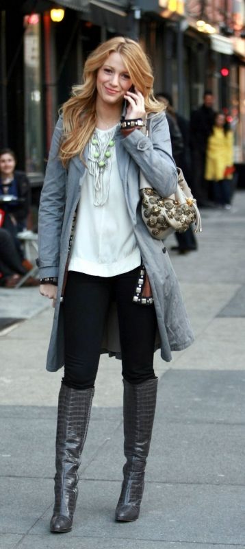 Serena in Gryphon coat and Vena Cava top and cardigan Serena Van Der Woodsen Style, Vanessa Abrams, Gossip Girl Serena, Celebrities Outfits, Dan Humphrey, Blake Lively Style, Nate Archibald, Serena Van Der, Gossip Girl Outfits