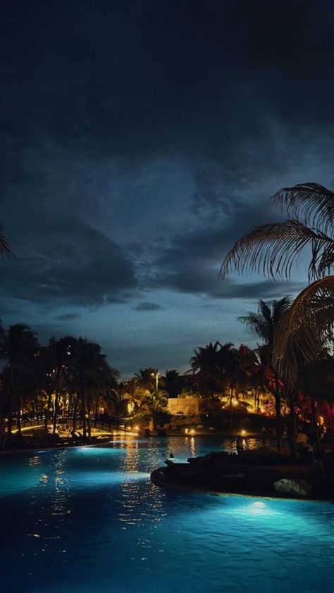 Dark Vacation Aesthetic, Rich Vacation Aesthetic, Pool Vibes Aesthetic, Mexico Beach Aesthetic, Pool Pics Aesthetic, Mexico At Night, Night Beach Aesthetic, Pool Night, Nice Scenery