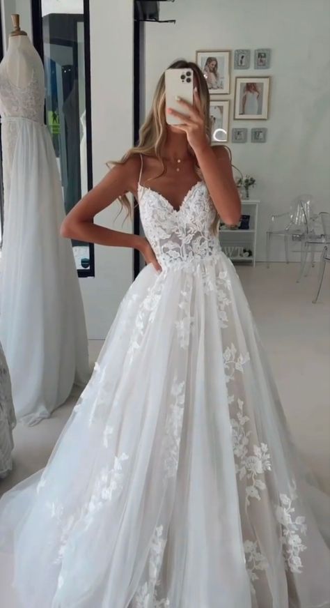 Corset Flowy Wedding Dresses, Wedding Dresses Sleeveless Lace, Pretty White Wedding Dresses, Simple Cinderella Wedding Dress, Fairy Vibe Wedding Dress, Pretty Western Wedding Dresses, Simple Wedding Dress With Flowers, Wedding Dresses For Wide Rib Cage, Modes Wedding Dresses