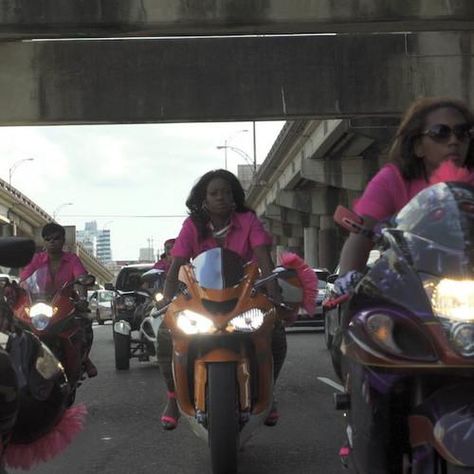 Black Biker Women, Female Bikers, Biker Chick Outfit, Harley Davidson Fatboy, Crotch Rocket, Summertime Outfits, Female Biker, Biker Gang, Motorbike Girl