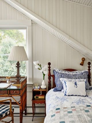 An interior designer's New England beach house serves as a backdrop for his impressive collection New England Cottage Interiors, Cape House Interior Design, New England Bedroom, New England Interior Design, New England Decor, New England Interior, New England Beach, New England Cottage, Childhood Bedroom