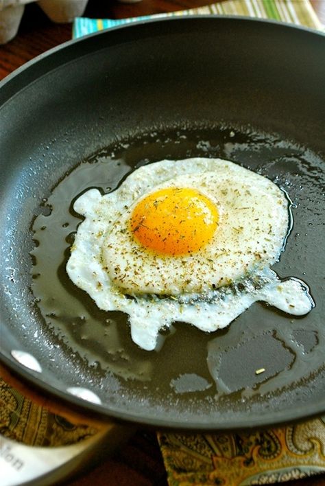 Fry An Egg, Perfect Fried Egg, Sunnyside Up Eggs, Over Easy Eggs, Huevos Fritos, Boiled Egg Diet, Fried Eggs, Egg Dish, An Egg