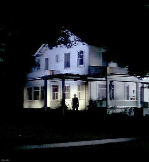 Halloween Movie Stills, Halloween Movie Astethic, Halloween 1978 Aesthetic, 70s Horror Aesthetic, Michael Myers Gif, Halloween Movie Aesthetic, Halloween The Movie, Haddonfield Halloween, Halloween John Carpenter