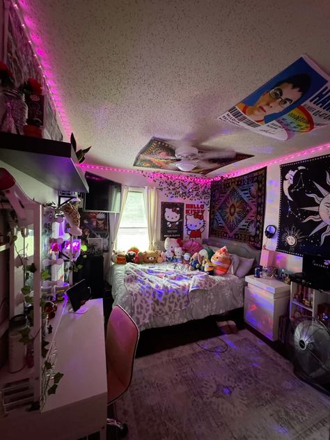 #real #room #inspo #roominspoハッシュタグに関するtiktokの動画 #roominspo #grunge #emo #tapestry #led #vines #hellokitty #hellokittystuff #anime