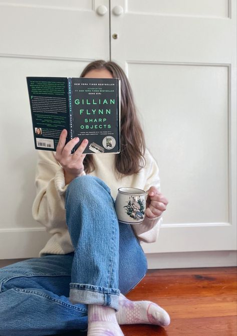 Poses For Bookstagram, Book Selfie Aesthetic, Self Portrait With Books, Bookstagram Pose Ideas, Photoshoot Reading A Book, Instagram Book Aesthetic, Book Poses Aesthetic, Booksta Post Ideas, Aesthetic Photos With Books