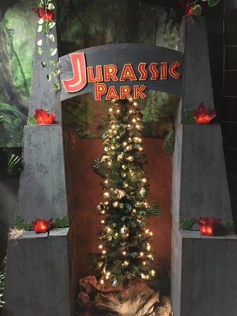 Jurassic Park Christmas Tree, Jurassic Park Entrance Diy, Diy Jurassic Park Gate, Jurassic Park Gate Entrance Diy, Jurassic Park Decorations, Jurassic Park Christmas, Jurassic Park Gate, Diy Gate, Jurassic Park Birthday Party