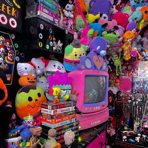 Scene Kid Bedroom Ideas, Clowncore Room Ideas, Nostalgia Room Decor, Dreamcore Room Decor, Kawaii Maximalist Room, Scene Kid Room Ideas, Scene Bedroom Ideas, Weirdcore Room Ideas, Scenecore Bedroom