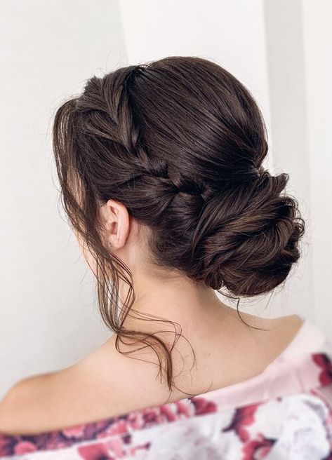 Hairstyles With Suits Women, Bun Graduation Hairstyles, Hairstyle Graduation Medium, Hairdo Sister Of The Bride, Bun Hairstyles For Graduation, Hair Do Simple Elegant, Hairdo Wisuda Simple, Konde Modern Simple, Sanggul Jawa Modern