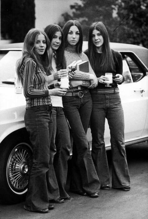 1970: Four high school girls wearing Landlubber jeans, an ultra-popular brand in the '70s. Photo: Getty Images Diy 70s Costume, 70s Mode, 1970s Vintage Fashion, Straight Fashion, 70s Costume, High School Fashion, Cowgirl Style Outfits, Mode Hippie, Outfits 70s