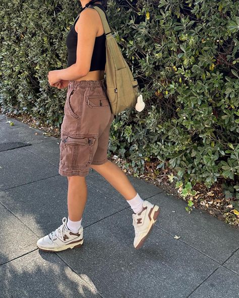 Women’s Cargo Shorts Outfit, Cute Cargo Shorts Outfit, New Balance 550 Summer Outfit, Cargo Shorts Women Outfit, Women Cargo Shorts Outfit, Green Cargo Shorts Outfits Women, New Balance 550 Outfit Black Woman, Cargo Shorts Outfits Black Women, 550s Outfit