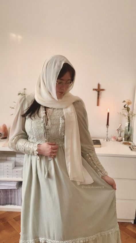 Catholiccore Outfit, Modest Clothing Christian, Catholic Head Covering, Catholic Girl Aesthetic Outfit, Modest Catholic Outfits, Christian Head Covering Style, Christian Veiling Styles, Christian Veil Aesthetic, Trad Wife Outfit