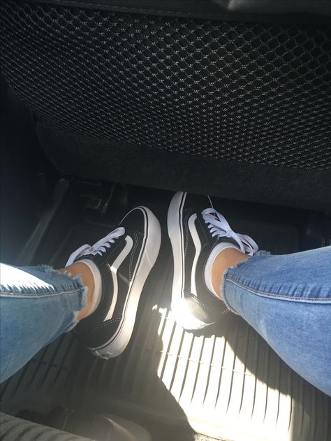 Vans classics Vans Aesthetic, Vans Old School, Vans Girl, Vans Outfit, Vans Girls, Selfie Poses Instagram, Instagram Ideas Photography, Simple Trendy Outfits, Best Friend Pictures