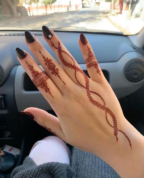 Bodypainting, Back Hand Mehndi Designs Circle, Henna Flowers Designs, Henna Finger Designs, Henna Design Hand, Henna Design Easy, Henna Design Simple, Hanna Tattoo, Simple Henna Designs Hand