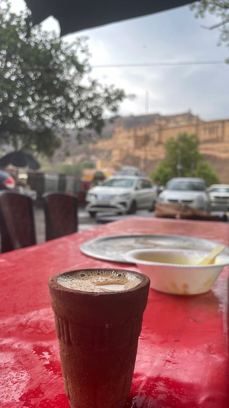 Chai in baarish… Tapri Chai Snapchat, Chai Sutta Bar Snapchat, Baarish Snaps, Cigratte Wallpaper, Dinner Date Aesthetic, Basic Aesthetic, Amer Fort, Nightclub Aesthetic, Leh Ladakh