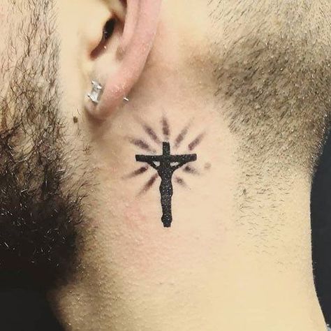 Cross neck tattoos are one of the most popular choices out there and they have a strong religious meaning as it reminds everyone that your religion is the most important thing in your life. White Tattoo Cross, Cross Tattoo Neck, Hals Tattoo Mann, Cruces Tattoo, Tato Salib, Small Cross Tattoos, Small Cross Tattoo, Tato Dada, Small Neck Tattoos