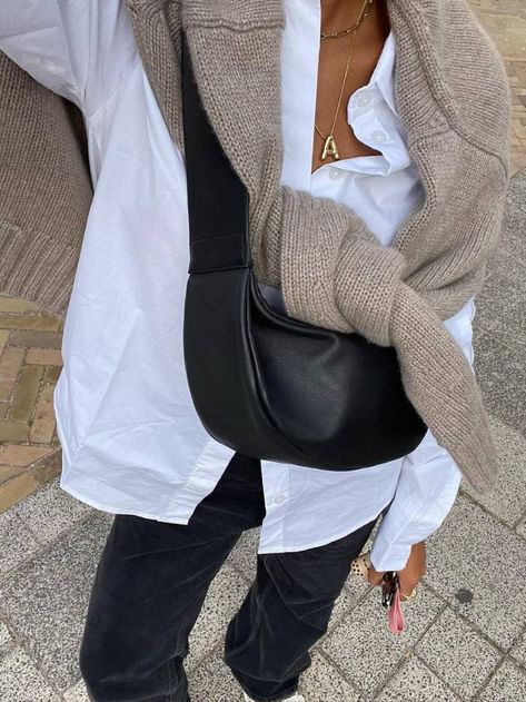 Outfits For Women With Large Bust, Shae Mcgee Outfits, The Row Banana Bag Outfit, Winter Casual Outfit For Women, European Fall Outfits, Classic Casual Outfits, London Outfits Spring, Europe Fall Outfits, Seattle Outfits