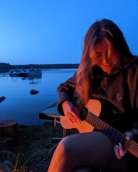 Hapiness Girl Aesthetic, Guitar Campfire Aesthetic, Summer Guitar Aesthetic, Guitar Around Campfire, Campfire Guitar Aesthetic, Music Camp Aesthetic, Girl With Guitar Aesthetic, Happy Girls Aesthetic, Fire Girl Aesthetic