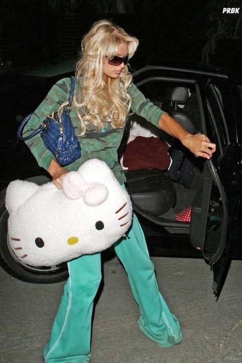 paris hilton Kawaii, Kardashian Aesthetic 2000s, 2000s Paparazzi Pics, 2000s Trashy Aesthetic, Paris Hilton And Nicole Richie 2000s, Paris Hilton Halloween Costume, Paris Hilton Pfp, Y2k Girly Aesthetic, 2000s Club Outfits