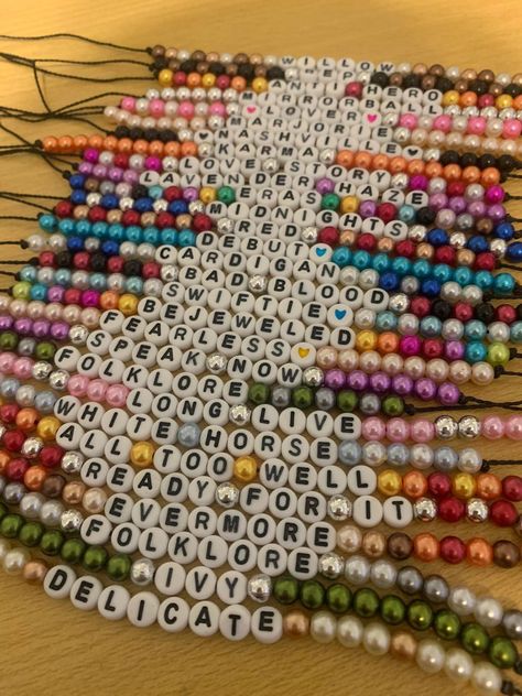 Taylor Swift Birthday Party Ideas, Taylor Swift Birthday, Taylor Swift Party, Taylor Swift Tour Outfits, Friendship Bracelets With Beads, Swift Tour, Estilo Taylor Swift, Pulseras Diy, Taylor Swift Outfits