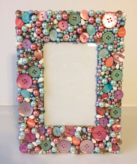 Button Frames Ideas, Bead Picture Art, Beaded Photo Frame, Button Picture Frames, Beaded Picture Frames, Cardboard Picture Frame Diy, Creative Picture Frames, Valentines Love Letter, Decorating Picture Frames