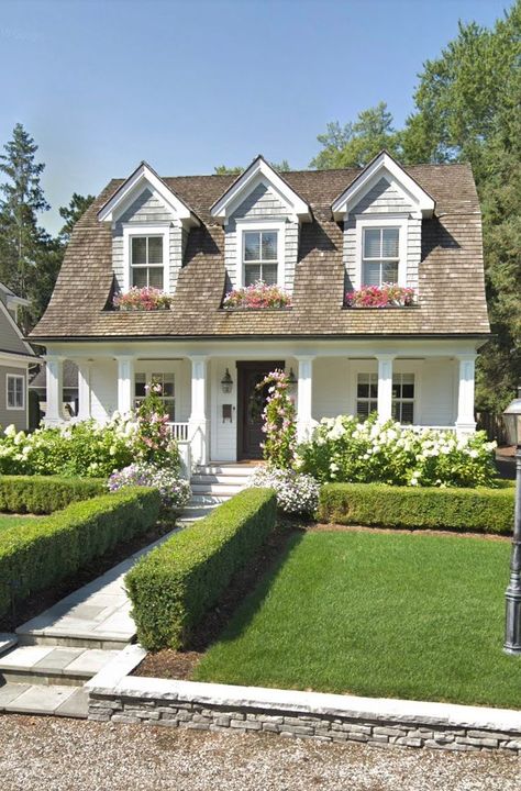 Cozy white bungalow house with minimal hedge landscaping design in the front yard. Cute front porch with flowers. White home design decor inspiration ideas. Gorgeous landscaping! House goals. Kirchen Design, Aesthetic Me, Small White House, Home Designs Exterior, House Plans With Pictures, House Decorating Ideas Apartments, House Roof Design, Earthship Home, Diy House Plans