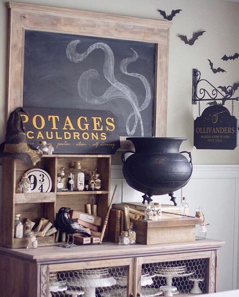 Geek Home Decor, Harry Potter Halloween Party, Halloween Kitchen Decor, Stile Harry Potter, Halloween Decor Diy, Casa Halloween, Harry Potter Room Decor, Harry Potter Bedroom, Festa Harry Potter