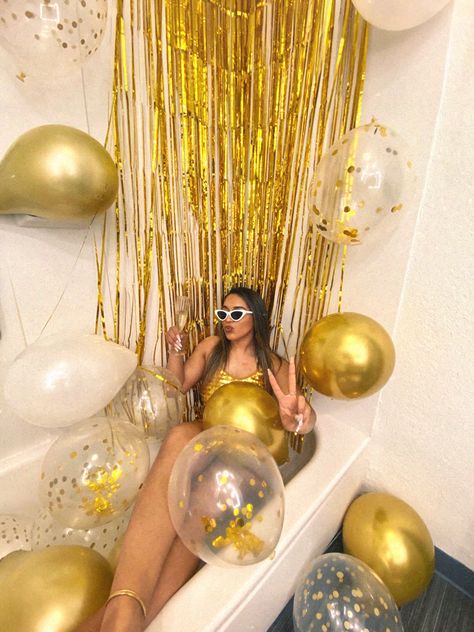 Photos With Balloons Birthday, 30th Golden Birthday Photoshoot, Golden Birthday Pictures, Golden 24th Birthday, 32nd Birthday Ideas For Women Outfit, Golden Bday Photoshoot, 30th Golden Birthday Ideas For Women, Yellow Birthday Photoshoot, Golden 21st Birthday Ideas