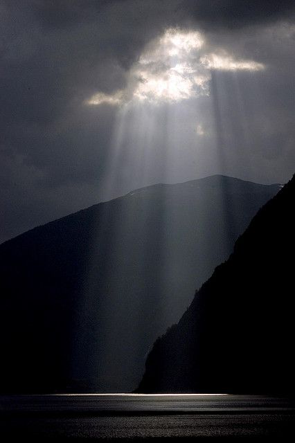 Mountains And Water, Arte Occulta, Foto Top, Matka Natura, Dark Clouds, Alam Yang Indah, Cloudy Day, Foto Inspiration, Beautiful Sky