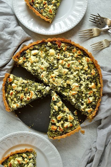 Spinach, ricotta and feta cheese quiche (spanakopita tart) Quiche, Essen, Vegetable Tart Recipes, Spinach Feta Quiche, Spinach Tart, Feta Quiche, Vegetable Tart, Quiche Recipes Easy, Spinach Pie