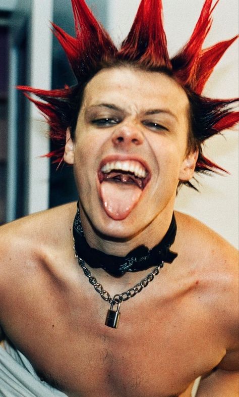 Yungblud Strawberry Lipstick, Lipstick Wallpaper, Strawberry Lipstick, Dominic Harrison, Spiked Hair, Music Is My Escape, Men Hair Color, Skateboard Girl, Music Pics