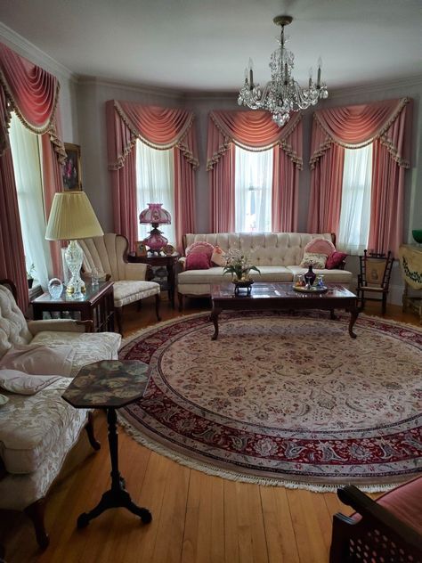 Victorian Pink Living Room, Modern Victorian Parlor Sitting Rooms, Royal Aesthetic Living Room, Victorian Farmhouse Interior Living Room, Victorian Eclectic Living Room, 1890s Living Room, 1910 Living Room, 1930s Sitting Room, Victorian Style Room Decor