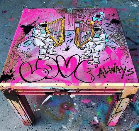 Graffiti Furniture Ideas, Graffiti Furniture Diy, Drawing On Furniture, Pop Art Furniture, Graffiti Bedroom, Graffiti Furniture, Funky Painted Furniture Diy, Fendi Purses, Graffiti Lettering Fonts