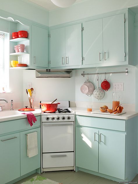 A real kitchen that looks like a toy kitchen. Love the tiny stove on a corner wall. Very sweet and completely workable. Tiny House Hacks, Interior Dapur, Kabinet Dapur, Vintage Kitchens, Fresh Kitchen, House Deco, Bilik Tidur, Tiny Kitchen, House Kitchen