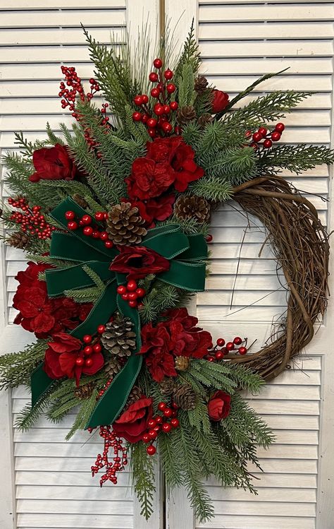 Holiday Door Decorations, White Christmas Wreath, Red Peony, Christmas Flower Arrangements, Christmas Themes Decorations, Christmas Decorations Wreaths, Christmas Floral Arrangements, Christmas Centerpieces Diy, Christmas Wreaths For Front Door