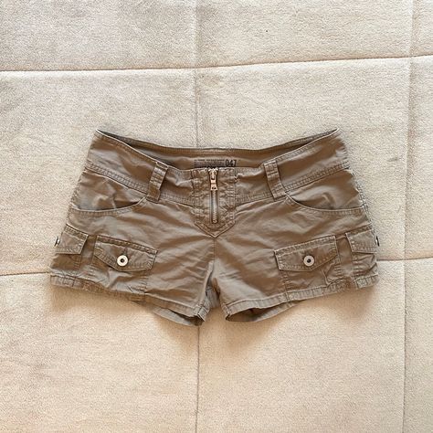 Y2K 2000s Guess Low Rise Fairygrunge Cargo Khaki Army Mini Booty Shorts With Front & Back Pockets. The perfect shorts for a summer beach vacation 2022 outfit! #fairycore #cargo #khaki #2000s #y2k #y2kfashion #2000sfashion #depop Low Rise Cargo Shorts Outfit, Shorts That Look Like Skirts, Fairycore Shorts, 2000s Looks Outfits, Cargo Mini Shorts, Y2k Summer Outfits Shorts, Low Rise Grunge, 2000s Mini Skirt Outfit, Mini Cargo Shorts