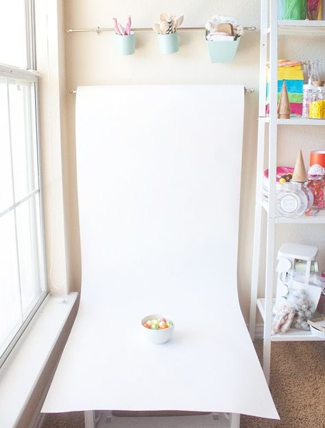 A roll of white paper makes for an easy backdrop. Food Photography Tips, Lumiere Photo, Table Top Photography, Foto Kids, Easy Backdrops, Foto Tips, Diy Photography, Trik Fotografi, White Backdrop