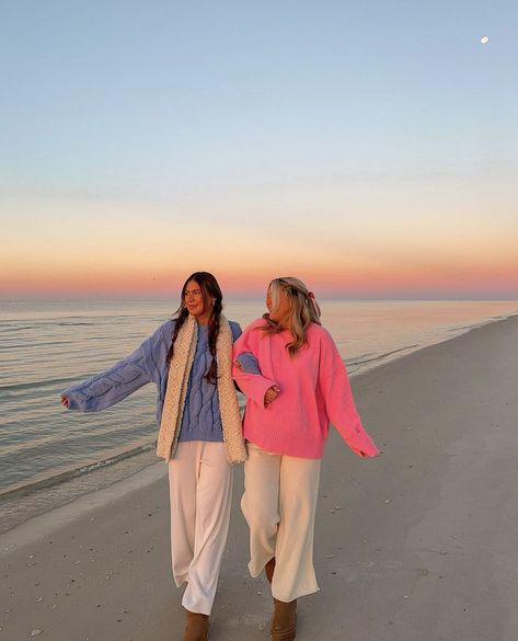 Beach Pictures Sweater, Cold Beach Sunset Outfit, Sunrise Beach Outfit, Cozy Beach Outfits Winter, Cute Sunrise Beach Pictures, Cold Beach Outfit Winter, Sunrise Beach Photoshoot Friends, Winter Outfits Beach, Beach Sunrise Outfit